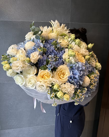 Лазурный бриз с гортензиями и розами with delivery to Astana