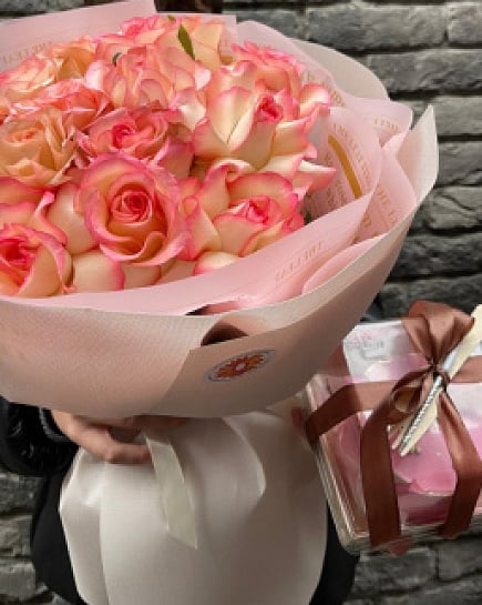 Букет из 15 французских роз + Бенто торт with delivery to Almaty