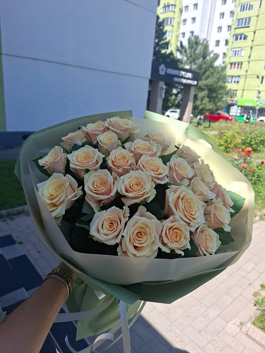 Классический букет кремовых роз