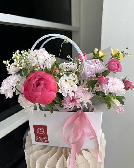 Цветочный комплимент в сумочке with delivery to Astana
