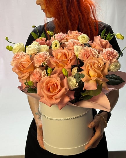 Коралловое настроение в шляпной коробке with delivery to Almaty
