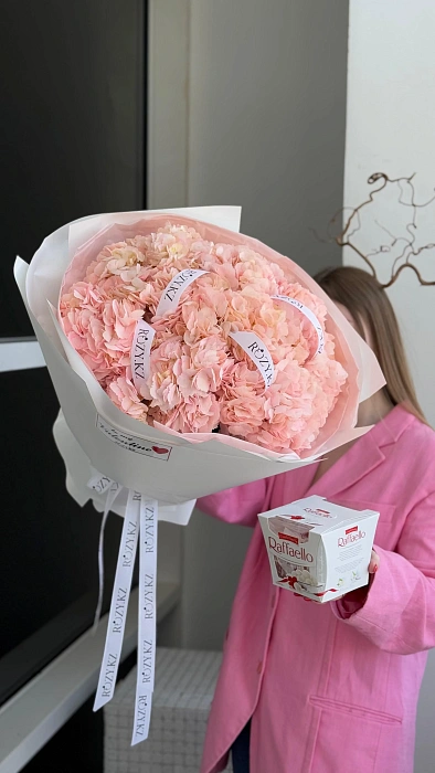 Комбо из 9 гортензий и Raffaello - купить в Astana с доставкой