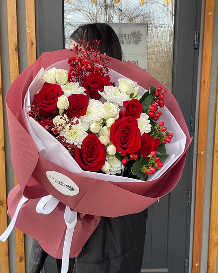 Страстный дуэт: Красные розы и хризантемы with delivery to Almaty