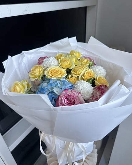 Яркий микс из кустовых роз и гортензии with delivery to Astana