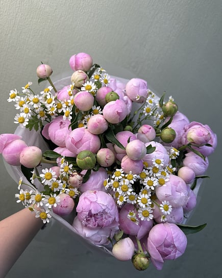 Пионовое облако с ромашками with delivery to Astana