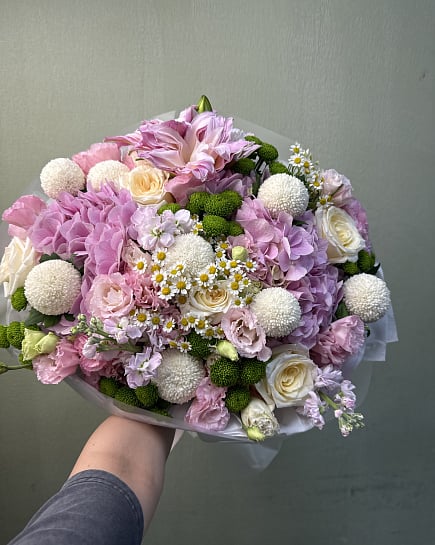 Зефирное облако из гортензий и хризантем with delivery to Astana