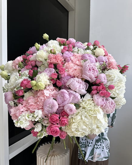 Розовое облако из пионов и гортензий with delivery to Astana