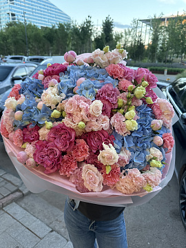 Лазурный сон с пионовидными розами