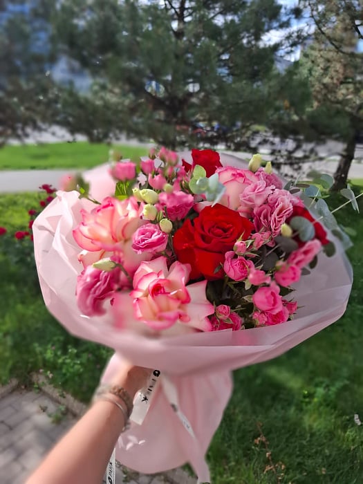 Страстный дуэт: Красные розы и нежная эустома