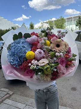 Яркий микс с гортензией и пионами