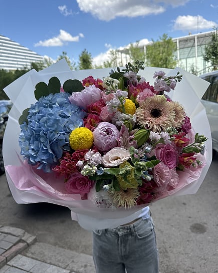 Яркий микс с гортензией и пионами with delivery to Astana