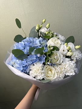 Небесная гармония с гортензией и розами