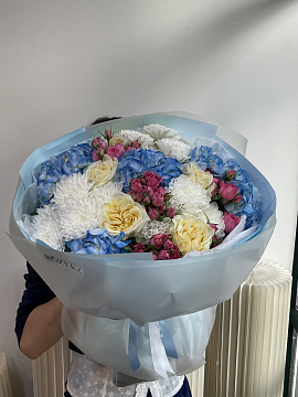 Яркий микс из гортензий и кустовых роз
