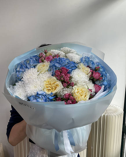 Яркий микс из гортензий и кустовых роз с доставкой по Астане