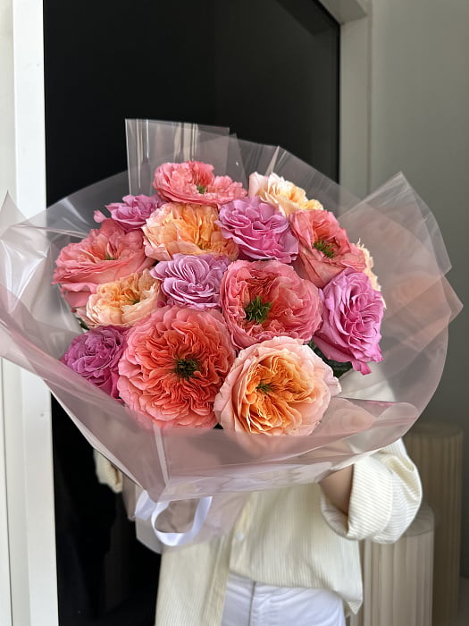 Коралловый закат из пионовидных роз