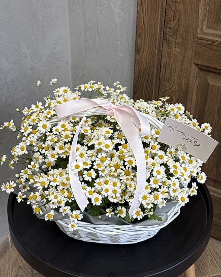 Корзина с полевыми ромашками with delivery to Astana