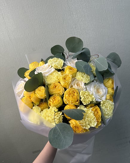 Солнечный микс из пионовидных роз и гвоздик with delivery to Astana