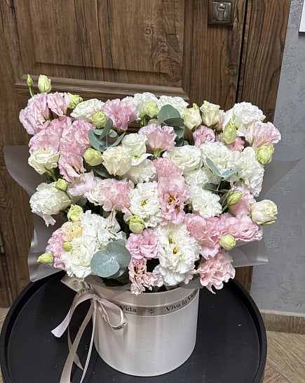 Элегантная эустома в шляпной коробке with delivery to Астане