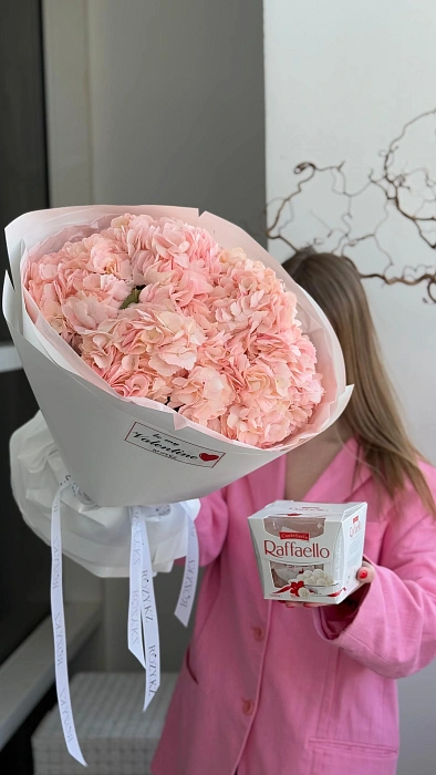 Комбо букет из 5 гортензий и Raffaello - купить в Астане с доставкой
