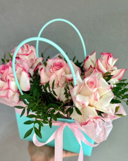 5 Роз с Фисташкой в сумочке with delivery to Almaty