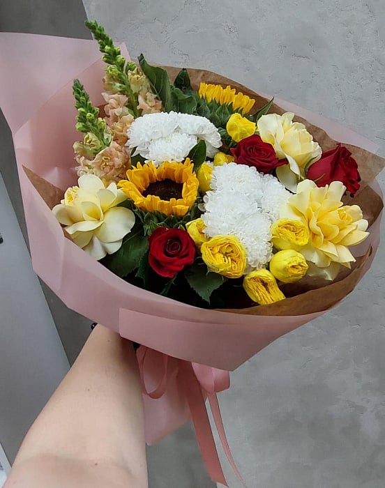 Солнечный микс с подсолнухами и розами - купить в Temirtau с доставкой