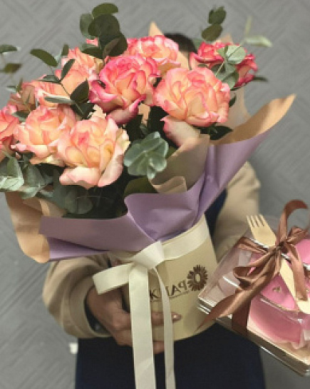 Букет из 17 французских роз в коробке + Бенто торт with delivery to Almaty