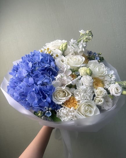 Сине-белый контраст с гортензией with delivery to Astana