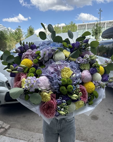 Цветочная палитра с гортензией и пионовидными розами with delivery to Astana