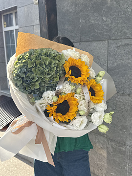 Солнечный микс с подсолнухами и гортензией